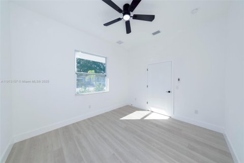 House in Saint Petersburg, Florida 5 bedrooms, 223.8 sq.m. № 1971184 - photo 18