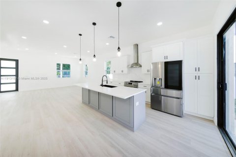 House in Saint Petersburg, Florida 5 bedrooms, 223.8 sq.m. № 1971184 - photo 13