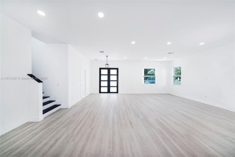 House in Saint Petersburg, Florida 5 bedrooms, 223.8 sq.m. № 1971184 - photo 10