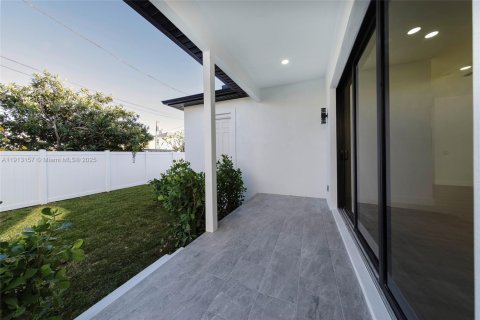 House in Saint Petersburg, Florida 5 bedrooms, 223.8 sq.m. № 1971184 - photo 6