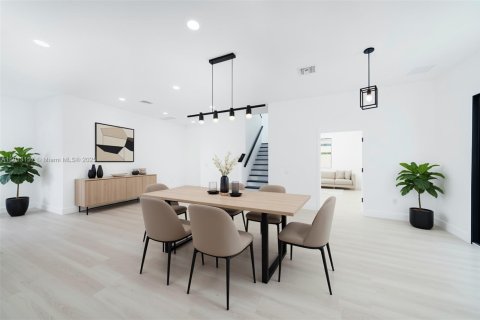 House in Saint Petersburg, Florida 5 bedrooms, 223.8 sq.m. № 1971184 - photo 12