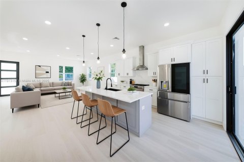 House in Saint Petersburg, Florida 5 bedrooms, 223.8 sq.m. № 1971184 - photo 14