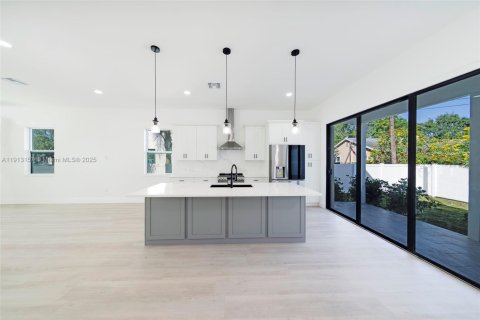 House in Saint Petersburg, Florida 5 bedrooms, 223.8 sq.m. № 1971184 - photo 15