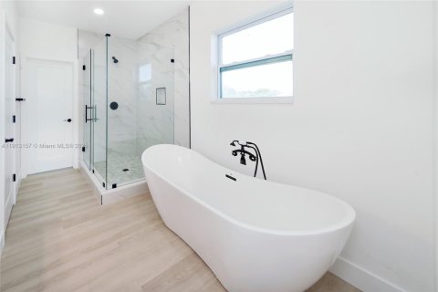 House in Saint Petersburg, Florida 5 bedrooms, 223.8 sq.m. № 1971184 - photo 24