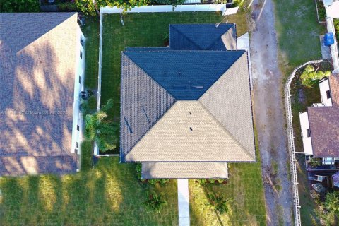 House in Saint Petersburg, Florida 5 bedrooms, 223.8 sq.m. № 1971184 - photo 4