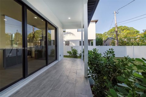 House in Saint Petersburg, Florida 5 bedrooms, 223.8 sq.m. № 1971184 - photo 5