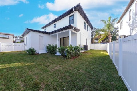 House in Saint Petersburg, Florida 5 bedrooms, 223.8 sq.m. № 1971184 - photo 8