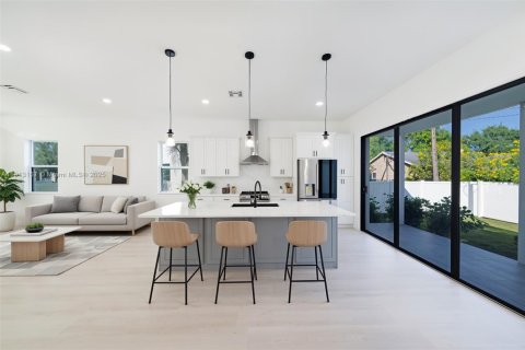 House in Saint Petersburg, Florida 5 bedrooms, 223.8 sq.m. № 1971184 - photo 16