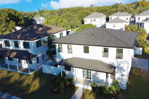 House in Saint Petersburg, Florida 5 bedrooms, 223.8 sq.m. № 1971184 - photo 3