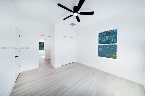 House in Saint Petersburg, Florida 5 bedrooms, 223.8 sq.m. № 1971184 - photo 29