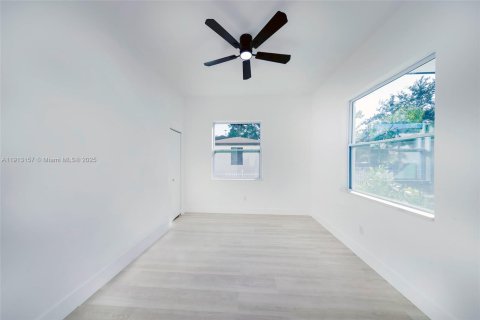 House in Saint Petersburg, Florida 5 bedrooms, 223.8 sq.m. № 1971184 - photo 17