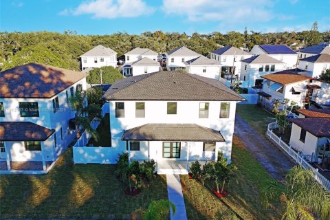 House in Saint Petersburg, Florida 5 bedrooms, 223.8 sq.m. № 1971184 - photo 2