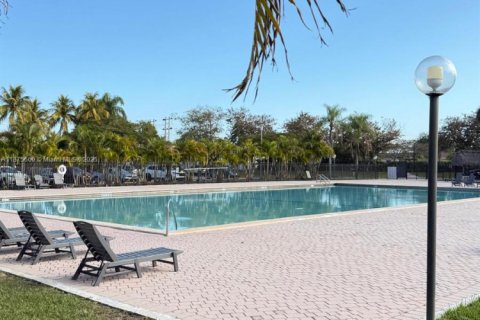 Condominio en alquiler en Miami, Florida, 2 dormitorios, 89.65 m2 № 1927500 - foto 25