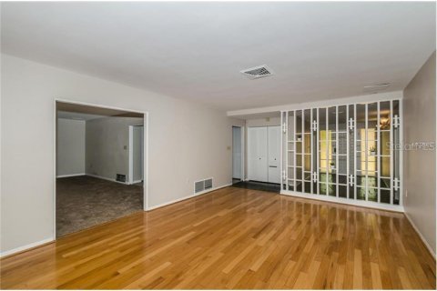Villa ou maison à louer à Saint Petersburg, Floride: 5 chambres, 307.13 m2 № 2418546 - photo 2