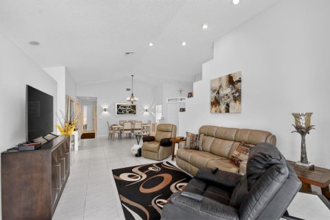 House in Boynton Beach, Florida 3 bedrooms, 179.95 sq.m. № 2182828 - photo 9