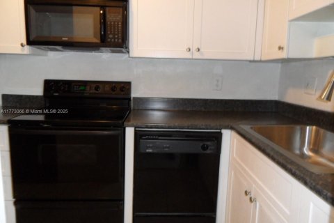 Condo in Lauderdale-by-the-Sea, Florida, 1 bedroom  № 1713309 - photo 13