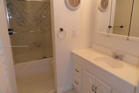 Condo in Lauderdale-by-the-Sea, Florida, 1 bedroom  № 1713309 - photo 18