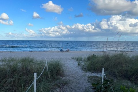 Condo in Lauderdale-by-the-Sea, Florida, 1 bedroom  № 1713309 - photo 3