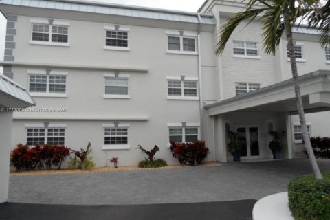 Condo in Lauderdale-by-the-Sea, Florida, 1 bedroom  № 1713309 - photo 2