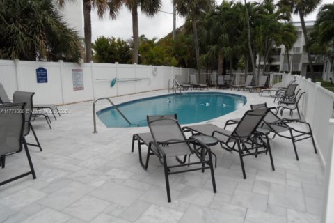 Condo in Lauderdale-by-the-Sea, Florida, 1 bedroom  № 1713309 - photo 30