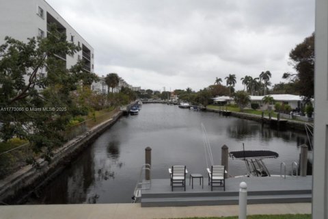 Condo in Lauderdale-by-the-Sea, Florida, 1 bedroom  № 1713309 - photo 24