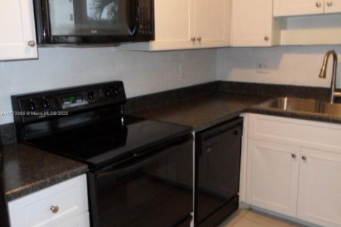 Condo in Lauderdale-by-the-Sea, Florida, 1 bedroom  № 1713309 - photo 14