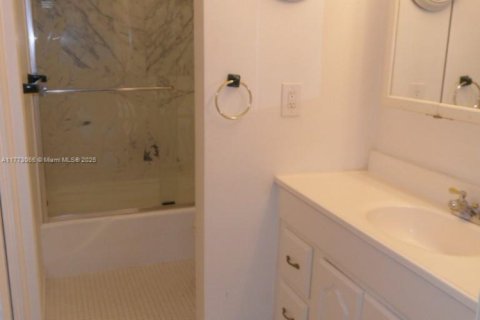 Condo in Lauderdale-by-the-Sea, Florida, 1 bedroom  № 1713309 - photo 19