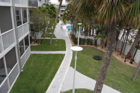 Condo in Lauderdale-by-the-Sea, Florida, 1 bedroom  № 1713309 - photo 26