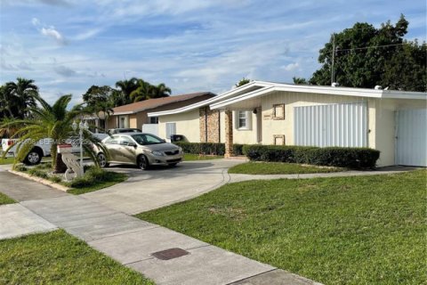 Villa ou maison à louer à Miami, Floride: 4 chambres, 153.57 m2 № 1993160 - photo 2