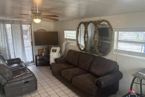Casa en venta en Tampa, Florida, 3 dormitorios, 100.52 m2 № 1910686 - foto 2