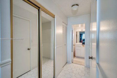 Condo in Aventura, Florida, 1 bedroom № 2091178 - photo 28
