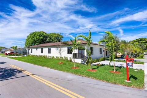 Commercial property in Hallandale Beach, Florida № 1996128