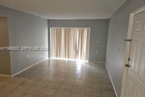Condominio en West Palm Beach, Florida, 2 dormitorios  № 2031743