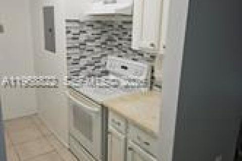 Condo in West Palm Beach, Florida, 2 bedrooms  № 2031743 - photo 4