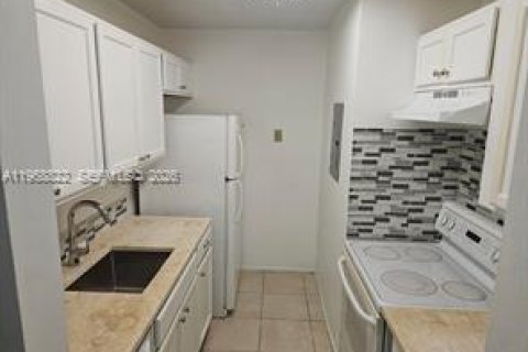 Condo in West Palm Beach, Florida, 2 bedrooms  № 2031743 - photo 3