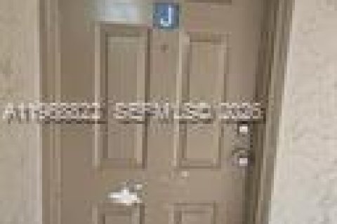 Condo in West Palm Beach, Florida, 2 bedrooms  № 2031743 - photo 17