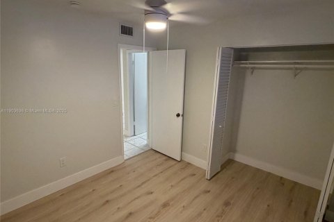 Condo in Miami, Florida, 2 bedrooms  № 1956042 - photo 7