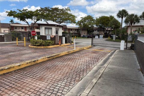 Condo in Miami, Florida, 2 bedrooms  № 1956042 - photo 17