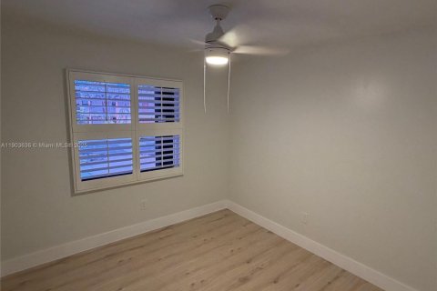 Condo in Miami, Florida, 2 bedrooms  № 1956042 - photo 8