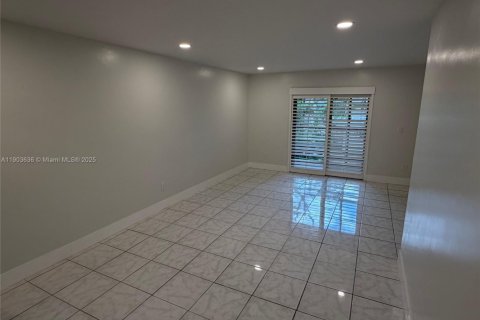 Condo in Miami, Florida, 2 bedrooms  № 1956042 - photo 3