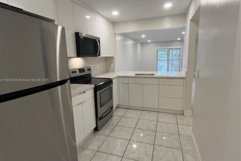 Condo in Miami, Florida, 2 bedrooms  № 1956042 - photo 5