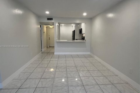 Condo in Miami, Florida, 2 bedrooms  № 1956042 - photo 10