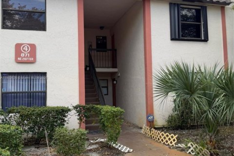 Condo in Miami, Florida, 2 bedrooms  № 1956042 - photo 1