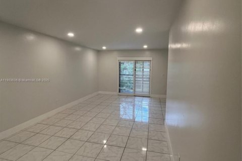 Condo in Miami, Florida, 2 bedrooms  № 1956042 - photo 2