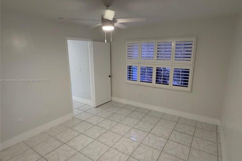 Condo in Miami, Florida, 2 bedrooms  № 1956042 - photo 12