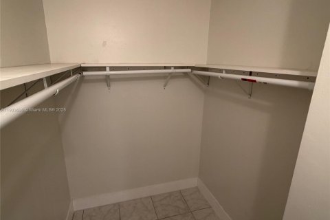 Condo in Miami, Florida, 2 bedrooms  № 1956042 - photo 13