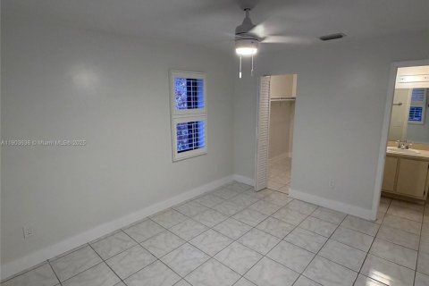 Condo in Miami, Florida, 2 bedrooms  № 1956042 - photo 11