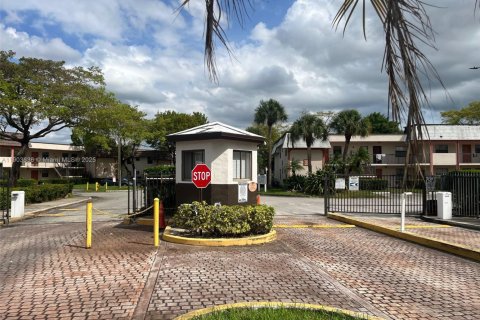 Condo in Miami, Florida, 2 bedrooms  № 1956042 - photo 19