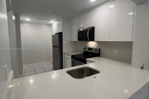 Condo in Miami, Florida, 2 bedrooms  № 1956042 - photo 6