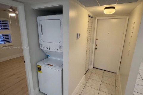 Condo in Miami, Florida, 2 bedrooms  № 1956042 - photo 16